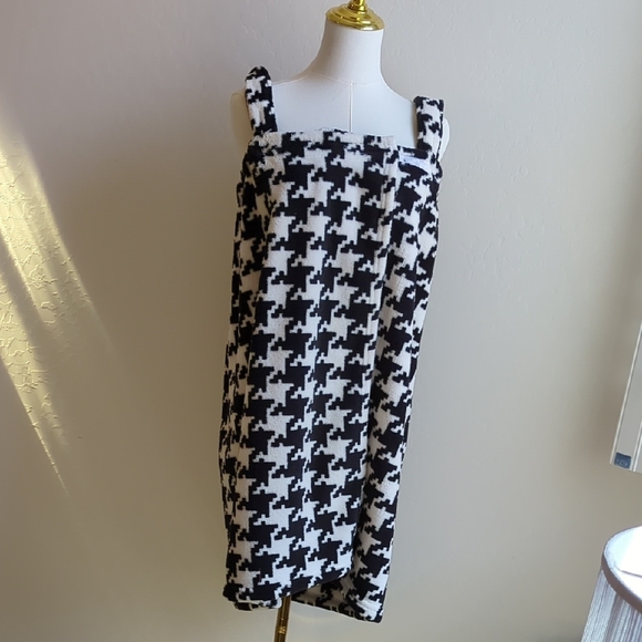Black and White Houndstooth Towel Wrap - Picture 2 of 5